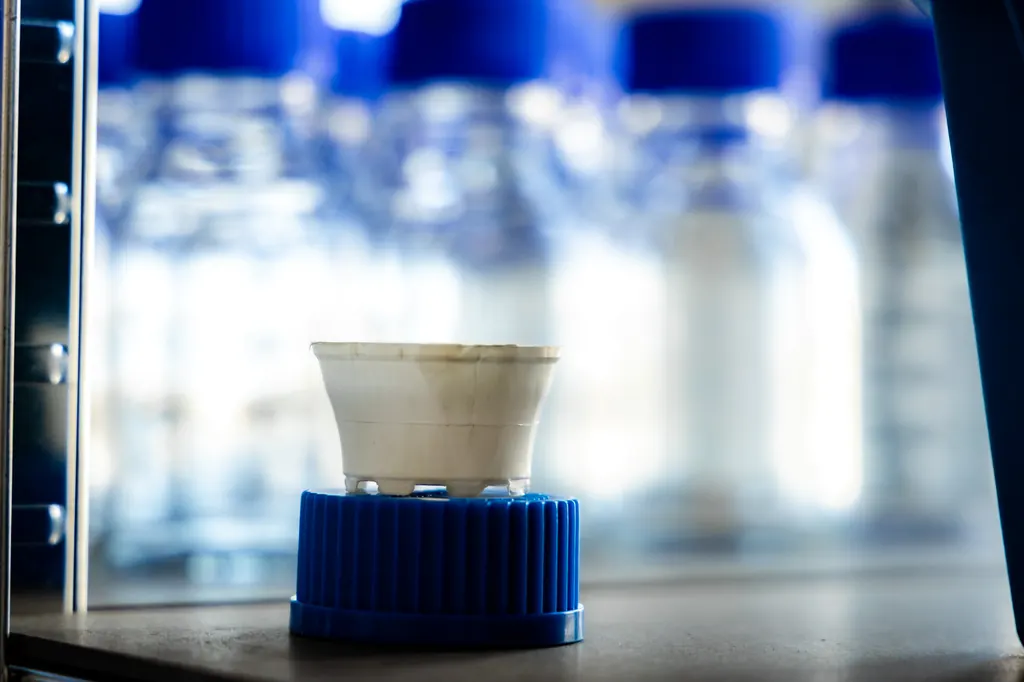 Een medicijncupje van bacteriële cellulose in het lab
