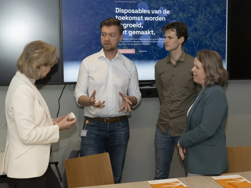 Medewerkers van het Maasstad Ziekenhuis en Plastilose in gesprek over het cupje