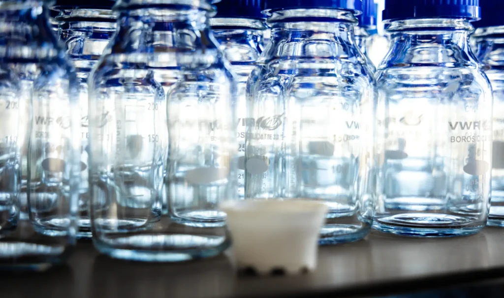Glazen potten in het lab, met een cupje van cellulose ertussen