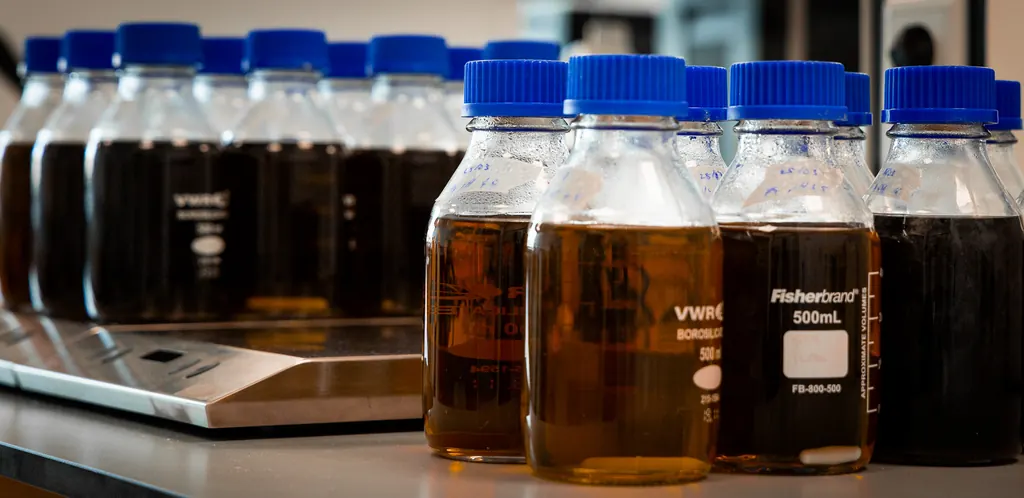 Flessen met bruine vloeistof in het lab