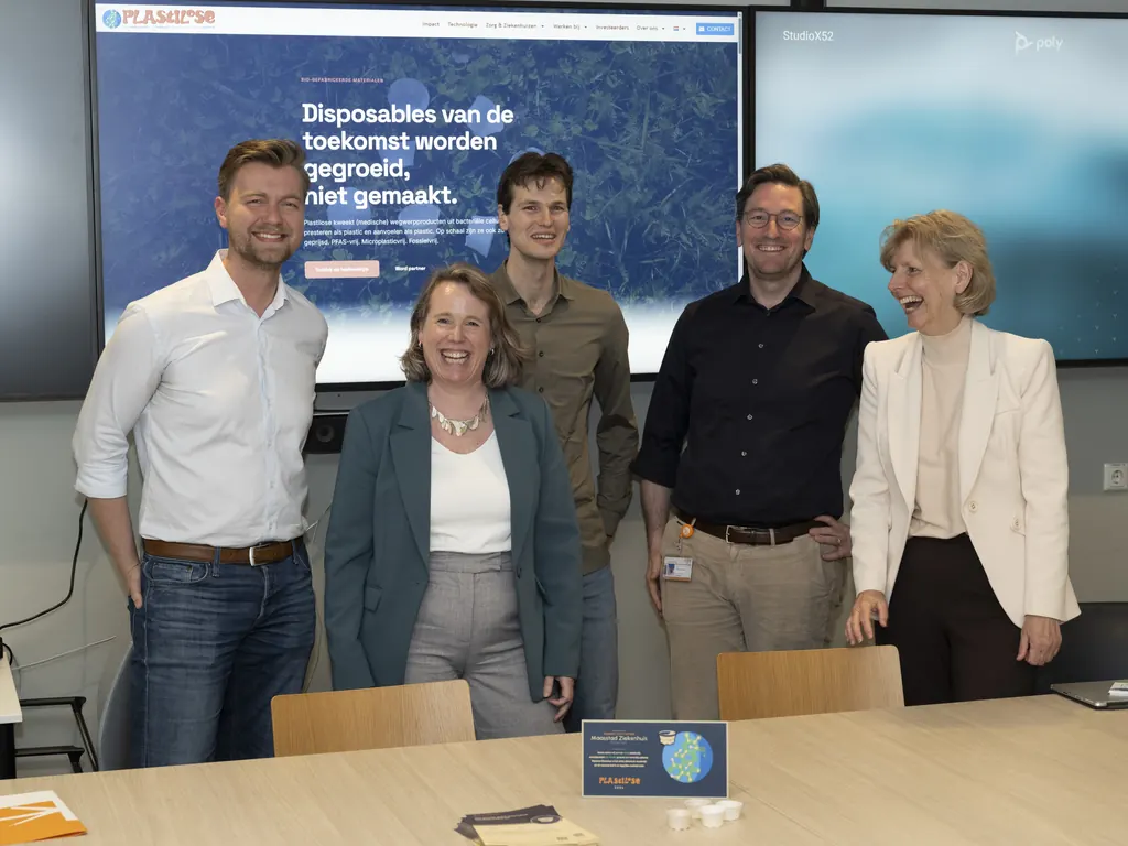 Medewerkers van het Maasstad Ziekenhuis en van Plastilose samen op de foto